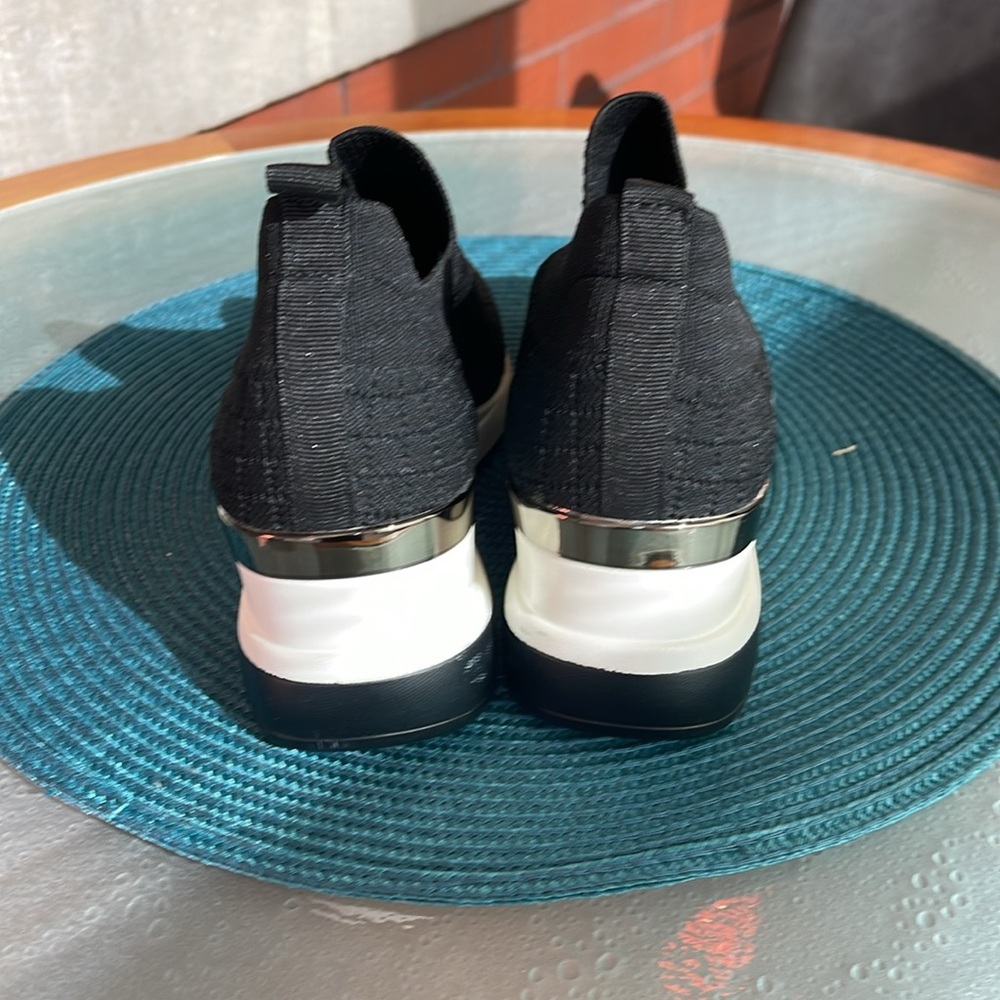 Stylish Black Slip-On Women's Sneakers - Picture 2 of 8